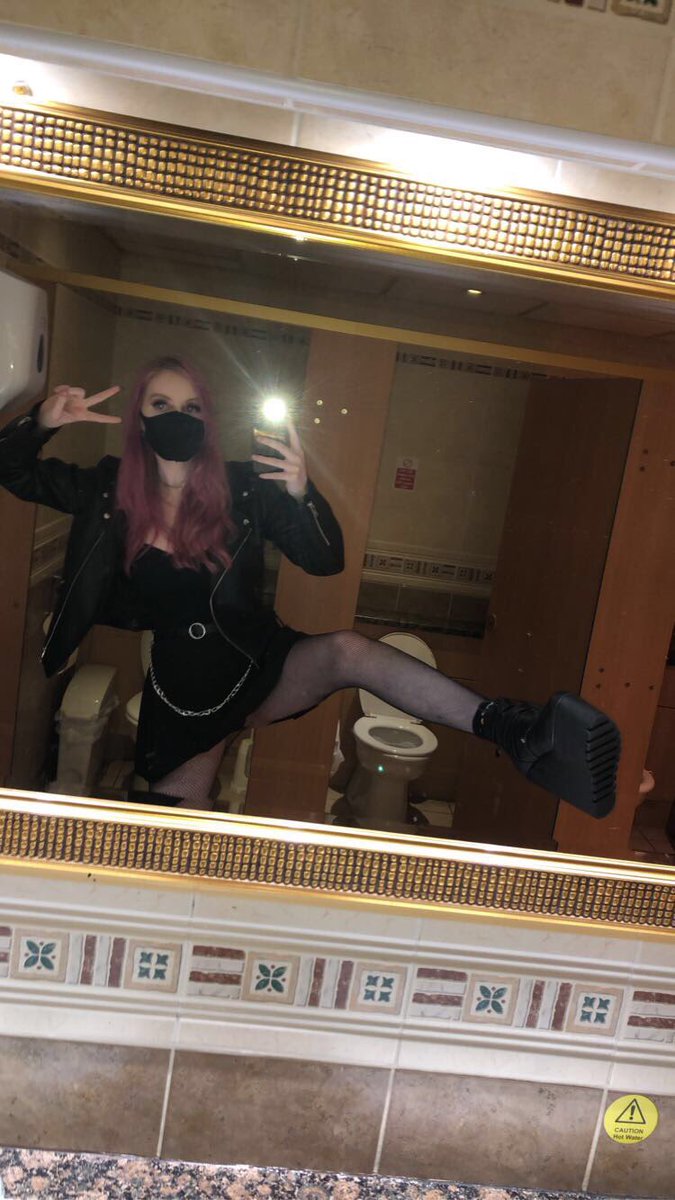 bleachhh_'s tweet photo. this outfit slapped tbh, also miss my pink hair 🥺 https://t.co/TIHHvk7cy9