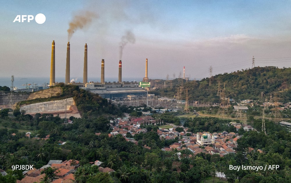 afpfr's tweet photo. Les engagements de réduction mondiale d'émissions de gaz à effet de serre devraient être 7 fois plus conséquents pour espérer limiter le réchauffement à +1,5°C, plafond le plus ambitieux de l'accord de Paris, s'inquiète l'ONU à quelques jours de la #COP26Glasgow #AFP https://t.co/RaIMtvAWQT