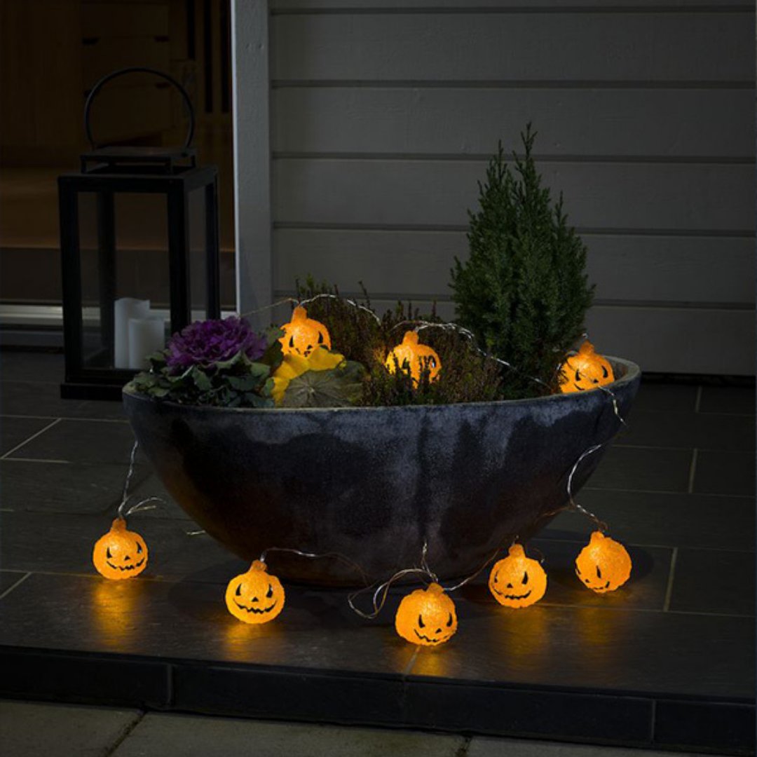 Met onze lichtsnoeren verandert je tuin in een mooi decor voor #Halloween. 🎃 Shop de pompoenlichtjes en creëer je eigen spookhuis 👻➡️ bit.ly/3vLj4Xi