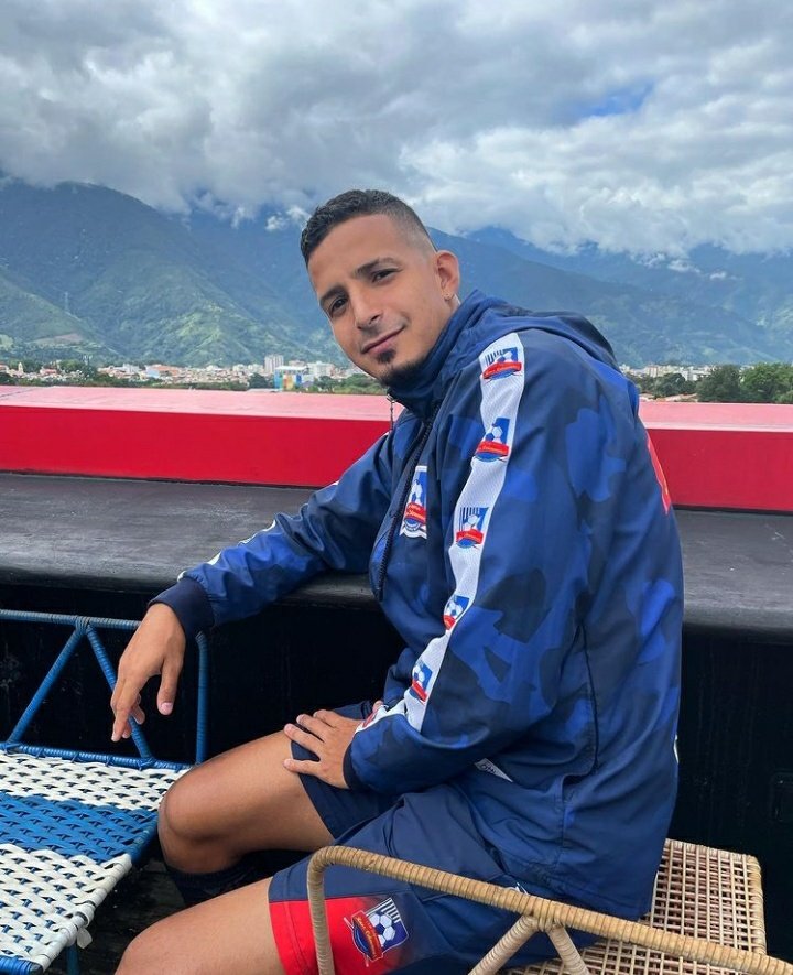 ricardoparacuto's tweet photo. 𝘼𝙂𝙐𝙄𝙉𝘼𝙂𝘼, con 𝟮𝟲 años cumplidos y sin haberse consolidado en un club profesional, más de una vez luchó contra las ganas de desistir y los comentarios negativos. Siempre mantuvo la convicción "Algún día la voy a romper" y con FE y trabajo siguió buscando su momento... https://t.co/H3RgpPVCvH