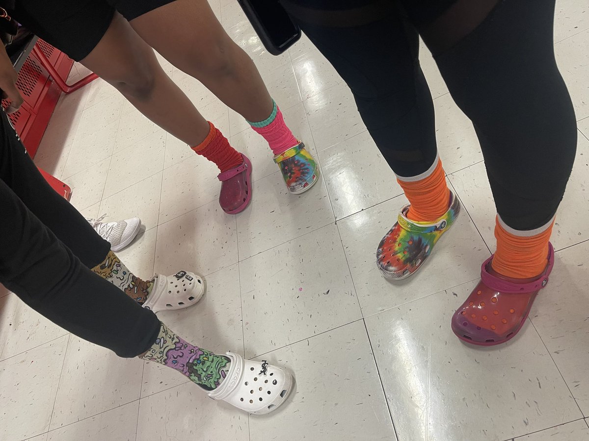CoachButlerWHS's tweet photo. Crazy hair &amp; sock day from my lovely freshman volleyball players!! 🏐🧦 #RedRibbonWeek2021 #CrazySock #CrazyHair @MUSTANGS_VB https://t.co/IOvkj4jCEz