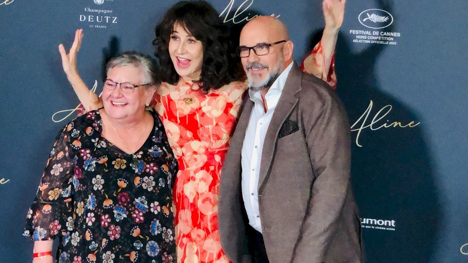 98.5 FM (@le985fm) on Twitter photo Laquelle des deux Catherine a versé une larme à la première du film « Aline » ?
@cat_brisson ou <a href="/CatherineBeauch/">Catherine Beauchamp</a> ?
La réponse au 🎤 de @PaulArcand 🔊bit.ly/3EljEhk Laquelle des deux Catherine a versé une larme à la première du film « Aline » ?
@cat_brisson ou <a href="/CatherineBeauch/">Catherine Beauchamp</a> ?
La réponse au 🎤 de @PaulArcand 🔊bit.ly/3EljEhk
