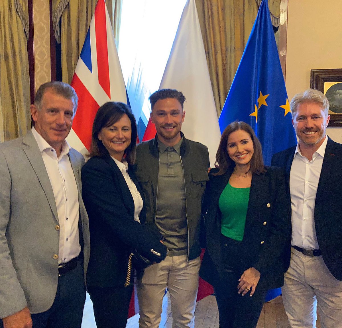 mattycash622's tweet photo. To bardzo ważny dzień dla mnie i mojej rodziny. Mój wniosek o nadanie polskiego obywatelstwa został zatwierdzony przez polskie władze. Dziękuję panu prezydentowi, mojej rodzinie i innym osobom, które mi w tym pomogły.Czas na nowe wyzwania, dam z siebie wszystko dla tego Kraju❤️🇵🇱 https://t.co/kTqA8kU7Ep