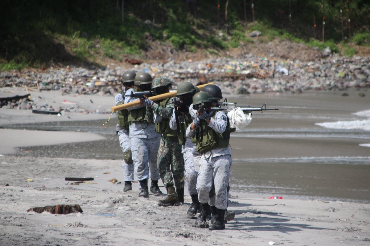 Philippine_Navy's tweet photo. TRAINING FOR READINESS | 19 PH Navy personnel complete Explosive Demolition Landmine Warfare training

Full NCEBde story here: https://t.co/Lradoax102

📸: @CombatNaval / Naval Combat Engineer Brigade

#PHMarinesCorps
#ModerandMultiCapablePHNavy
#AFPyoucanTRUST https://t.co/rG4rigSlv2