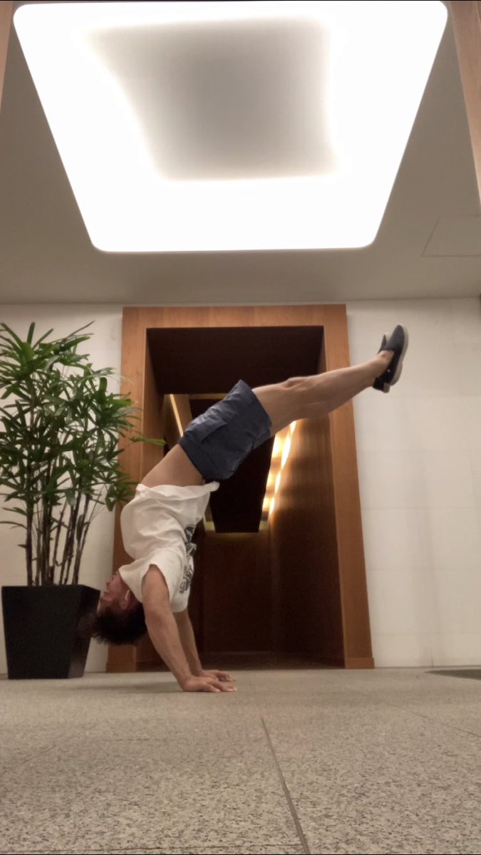CreatorTomoe's tweet photo. TOKYOHandwalker 

HOLLOWBACK handstand practice 

https://t.co/v0pDPpq2Ns 

#TOKYOHandwalker
#東京逆さま観光 
#逆立ちチャレンジ 
#THWチャレンジ
#練習
#TOKYO
#東京 
#japan 
#japanchallenge 
#逆立ち 
#逆立ちチャレンジ 
#アームバランス 
#handstand 
#climing
#blockhandstand https://t.co/bRSuvMg3Ej