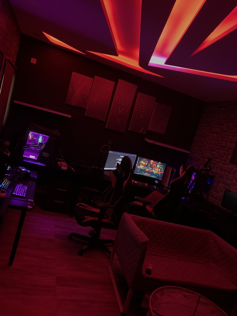 2cl's tweet image. اسف بس نظفنا الغرفه وبحلل امها