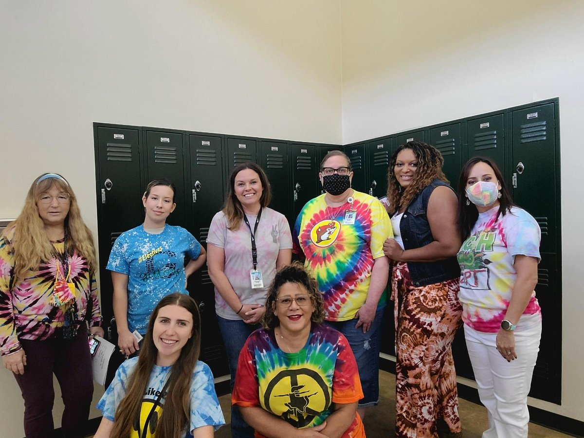 PRican_Teacher's tweet photo. Tye Dye Day #weaver @MCJHGators https://t.co/4OsxeEwFKJ