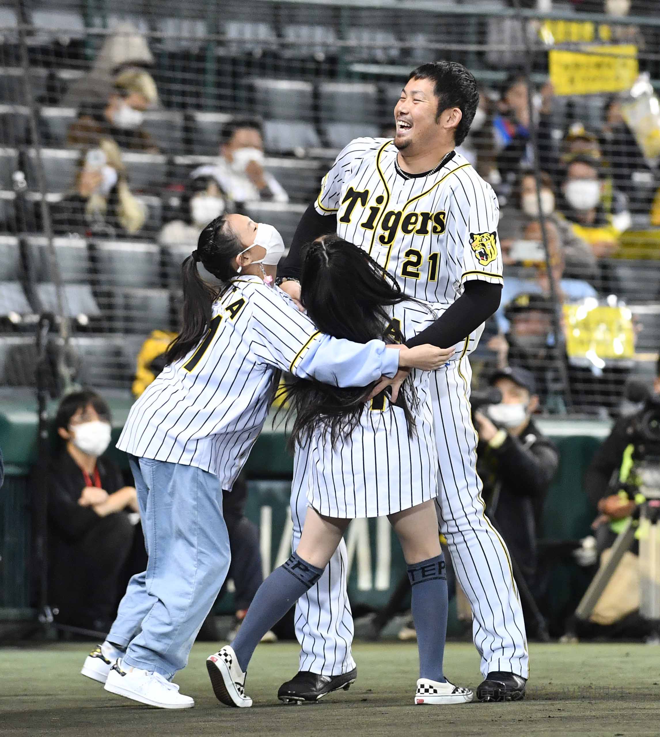 東スポ 写真部 プロ野球 ２０２１年１０月２６日 阪神タイガース 岩田稔 引退セレモニー 長女 美来さん 次女 菜心美さんに飛びつかれる岩田稔 Tigers T Co Xg84o1kmtc Twitter