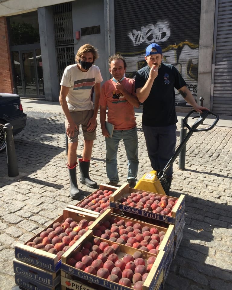Un año más os ofrecemos "Melocotón" 🍑
Esta versión lleva 240kg de melocotones rojos de Ordal, como siempre ecológicos y en su punto de madurez. Han macerado durante dos meses y medio en el tanque en una base de cerveza. Ácida y elegante ✨
¡Ya disponible! #Melocotón21