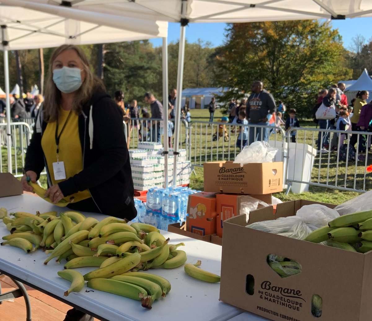 BananeFrancaise's tweet photo. 🏃Ce week-end, la Banane de Guadeloupe &amp; Martinique a revêtu sa plus belle robe pour participer aux courses @GOSportRunning au Château de Versailles en tant que partenaire officiel ! 🍌Plus de 11 000 bananes pour les coureurs aux ravitaillements #bananefrancaise https://t.co/tLyQ23C2Bz