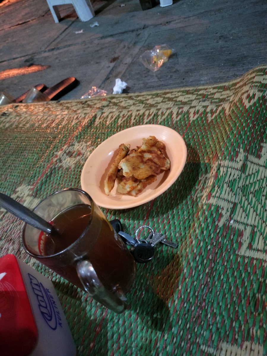 arifpratamaaaa's tweet photo. Hujan + Wedang Jahe + Pisang Goreng dan ditemani pendamping hidup 
@angkringansalatiga https://t.co/9gE1jrdLz1