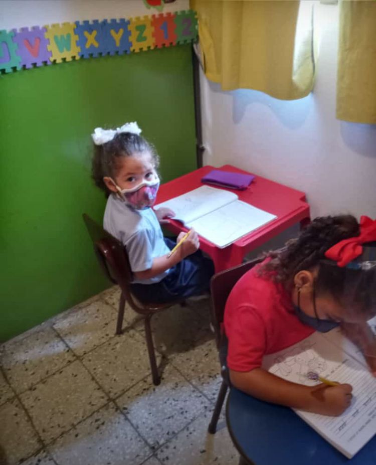 niriafela's tweet photo. @Conelmazodando4 @NicolasMaduro ejemplo para todos mi nieta preciosa https://t.co/1S8tTMCa4p