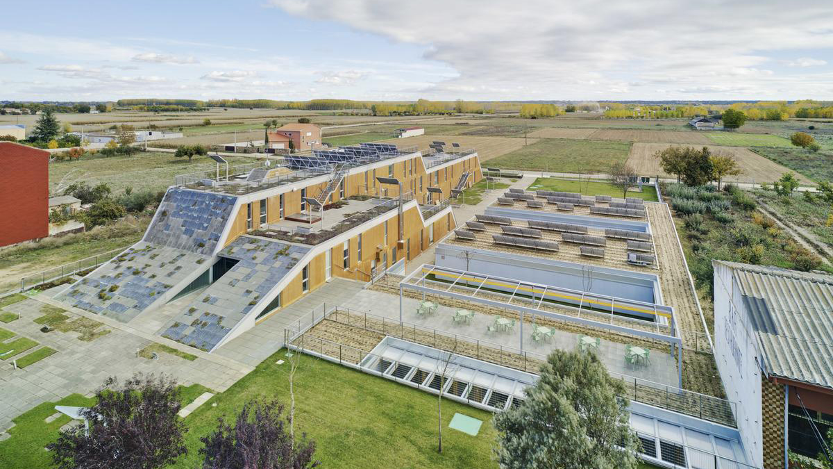 EndOvershoot's tweet photo. OCT 26 #100DaysofPossibility solution is passive housing for the elderly. The Residencia de Ancianos is the first Passivhaus certified hospital-geriatric building in Spain, featuring new positive energy buildings. #MoveTheDate
https://t.co/CWBbI0deNd https://t.co/41IfEH1tE9
