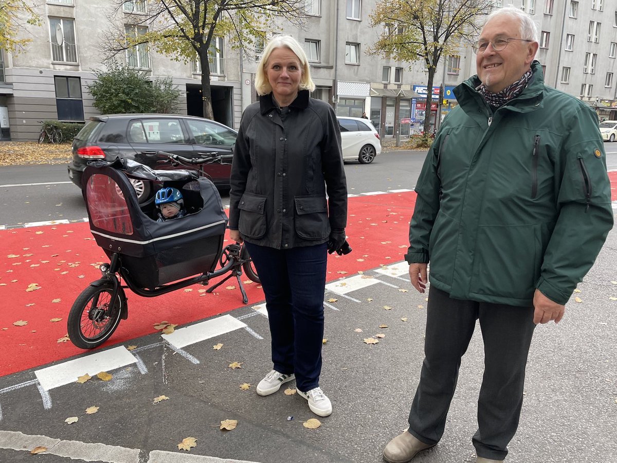 Freue mich sehr, dass wir nun auch in der Hermannstrasse die Sicherheit für Radfahrende erhöhen. 
Es lebe die gute Zusammenarbeit von @BerlinNkl und @SenUVKBerlin ☺️.   Poller Kommen Bald. 
#WasLangeWährt <a href="/martinhikel/">Martin Hikel</a> <a href="/Berndsz1/">Berndsz</a>