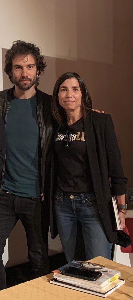 Su_CRVillamalea's tweet photo. Gracias a @galvanguiller por aceptar el reto de acercar la poesía al mundo rural, te espero en VillamaLEE para dar un triple salto mortal y acercar la poesía a los jóvenes del mundo rural. Jugando a ser valientes 📚📚#encuentrosliterarios #leerparacrecer #desconocernos #poesia https://t.co/LcH54iqMZk