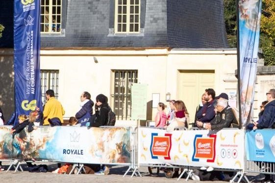 BananeFrancaise's tweet photo. 🏃Ce week-end, la Banane de Guadeloupe &amp; Martinique a revêtu sa plus belle robe pour participer aux courses @GOSportRunning au Château de Versailles en tant que partenaire officiel ! 🍌Plus de 11 000 bananes pour les coureurs aux ravitaillements #bananefrancaise https://t.co/tLyQ23C2Bz