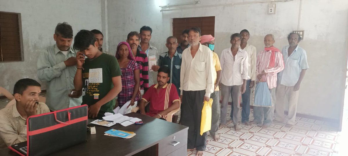 collectorcu's tweet photo. આજ રોજ જિલ્લામાં વિવિધ જગ્યાએ 
"ઈ-શ્રમ કાર્ડ" અંગેના કેમ્પોનું આયોજન કરવામા આવ્યું. આજ દિન સુધીમાં કુલ 11546 અસંગઠિત કામદારોનું "ઈ-શ્રમ પોર્ટલ" પર  રજિસ્ટ્રેશન કરવામાં આવ્યું.
@PMOIndia
@CMOGuj
@Bhupendrapbjp
@pkumarias
@commi_labourGuj 
@LabourMinistry https://t.co/6mAfP6AJit