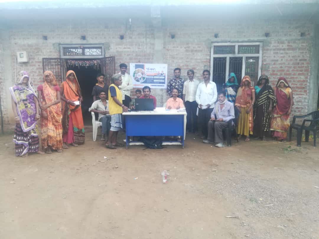 collectorcu's tweet photo. આજ રોજ જિલ્લામાં વિવિધ જગ્યાએ 
"ઈ-શ્રમ કાર્ડ" અંગેના કેમ્પોનું આયોજન કરવામા આવ્યું. આજ દિન સુધીમાં કુલ 11546 અસંગઠિત કામદારોનું "ઈ-શ્રમ પોર્ટલ" પર  રજિસ્ટ્રેશન કરવામાં આવ્યું.
@PMOIndia
@CMOGuj
@Bhupendrapbjp
@pkumarias
@commi_labourGuj 
@LabourMinistry https://t.co/6mAfP6AJit