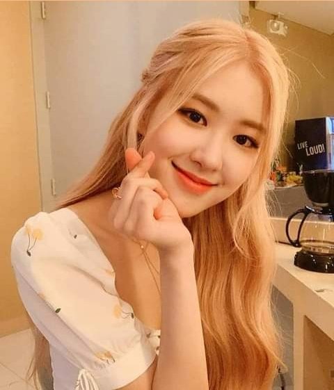 JISOO_OUR_LIFE's tweet photo. Solo mira estas fotos de Rosé para que te enamores más de ella.

#Roseperfect 
#blackpinkfabulous 
#blackpinkbestgroup https://t.co/6QeRBLVwcS