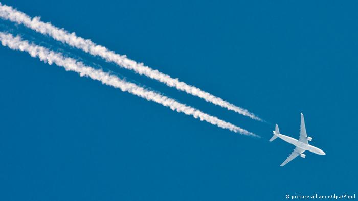 FuelsEurope's tweet photo. #LowCarbonNews: 🇩🇪 opens 🌎's first plant for clean ✈️ fuel. #Atmosfair plant will produce carbon-neutral synthetic fuel by combining hydrogen generated from renewable electricity & circular CO2, that was captured from the air & biomass. Read: https://t.co/rWu2RhtjuX https://t.co/S234hQO7lW
