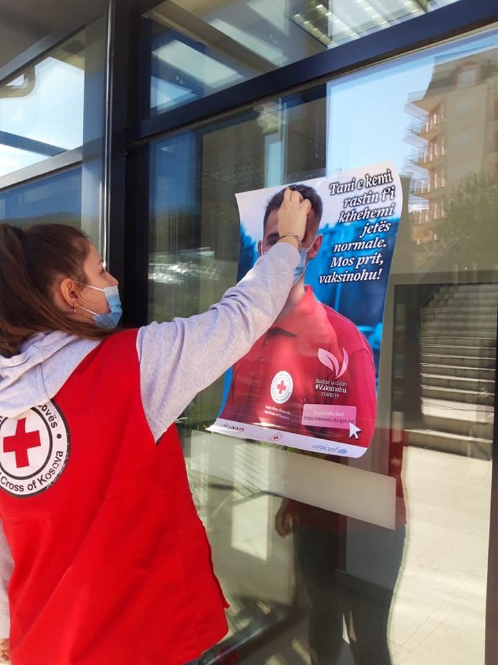UNICEFKosovo's tweet photo. The most vulnerable families are being reached by volunteers of @RedCrossKosova through🚪to🚪 campaign w/ information&amp;support for COVID-19 vaccination. Until now, we've reached +450 families&amp;supported 437 individuals to register in vaccination platform w/ support of @USAIDKosovo https://t.co/l9KsUU5Dfv