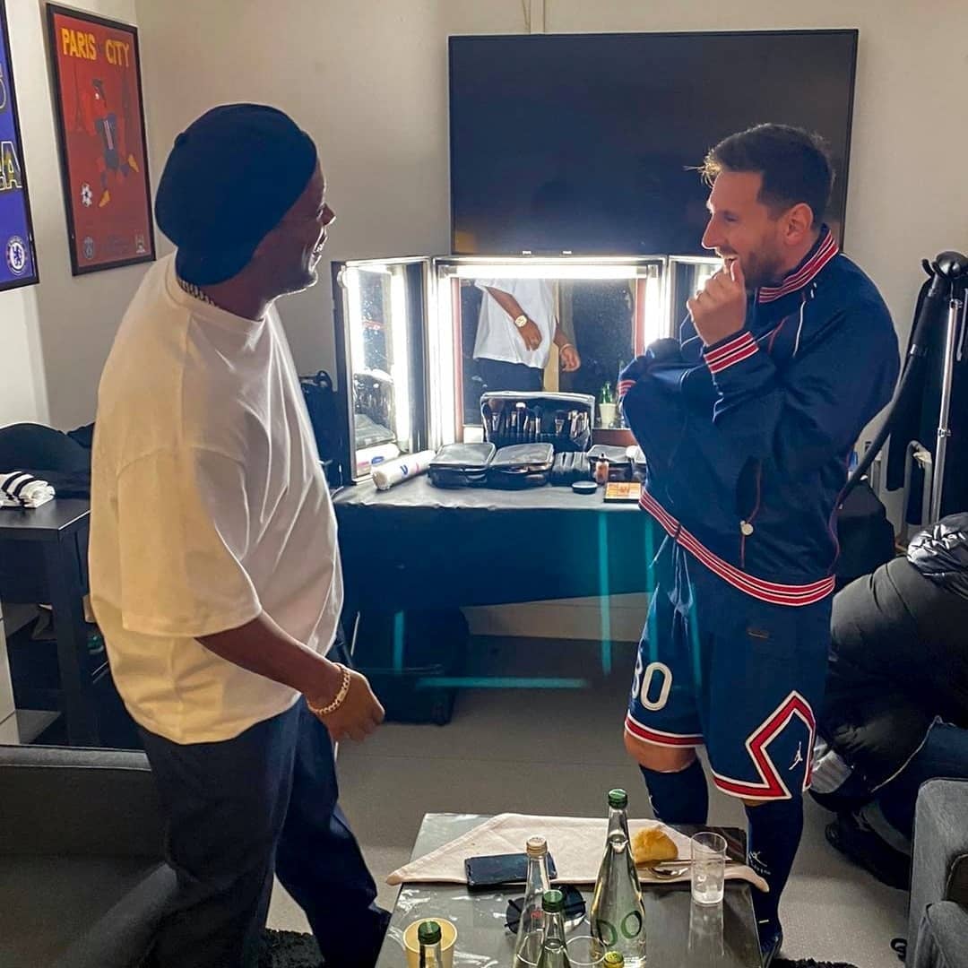 Y un día, Ronaldinho Gaúcho y Lionel Messi volvieron a encontrarse. El maestro, el alumno. LA FOTO.