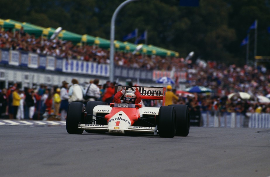 ContosdaF1's tweet photo. #F1 Há exatos 35 anos, Alain @Prost_official (@McLarenF1) ignorava o favoritismo da Williams e faturava o bicampeonato ao vencer em Adelaide-1986.

Exactly 35 years ago, Alain Prost (McLaren) took the win at Adelaide-1986 and achieved his 2nd world title. https://t.co/CE6wGCgMUT