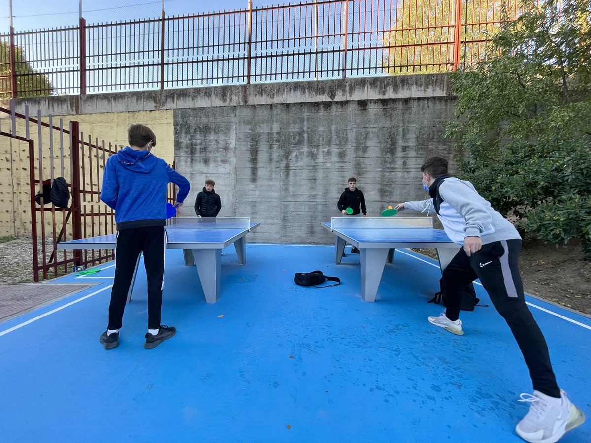 ijoaquinrodrigo's tweet photo. ¡Por fin tenemos lista la #Prolongación del campo! Con el azul de los márgenes de las pistas y dos de las cuatro futuras mesas de ping-pong. Y lo mejor, ¡que nuestros alumnos ya están disfrutando de este nuevo espacio! #VolverAJugar #VolverASer #joaquinrodriguismo https://t.co/goB1OadV5E