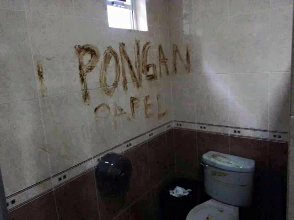 El baño más feo de las pibas // el más lindo de los pibes