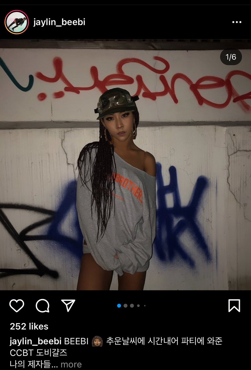 suntiphongxxi's tweet image. เออตอนจบโชว์พสเนยกับ CL จะเห็นกล้องจับไปที่ผญคนหนึ่งปาดน้ำตา อยู่ตรงผู้ชม พี่คนนี้คือพี่ บีบิ (beebi) พี่เขาคือสมาชิกคนที่ 6 แต่ไม่ได้เข้าร่วมรายการเพราะมีงานประจำเป็นพยาบาลทำคลอดของทีมพสเนย แง อย่างปัง #StreetWomanFighter