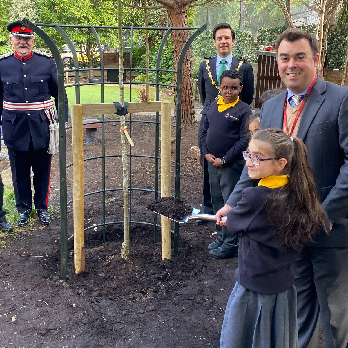 QGCanopy's tweet image. “This will help encourage our pupils and others to think more responsibly and proactively about our #environment.” 🌳

Wise words from @EdwardWilsonw2 Primary School, who planted a #QGCCelebrationTree alongside Her Majesty’s Deputy Lieutenant @traversehealy and @LM_Westminster 🎉