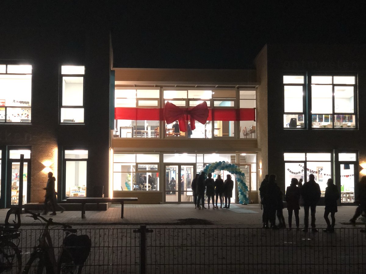 GroenschoolVVGO's tweet photo. Mooie terugblik op het #openhuis voor ons #nieuweschoolgebouw met leerlingen in stijl,
een rondleiding door het hele gebouw en een prachtig verlicht gebouw... 

#triplegroenstatus #geloven #genieten #groeien 

#eigentijdsonderwijs samen met CBS De Grondtoon https://t.co/lTjNhjvPE1