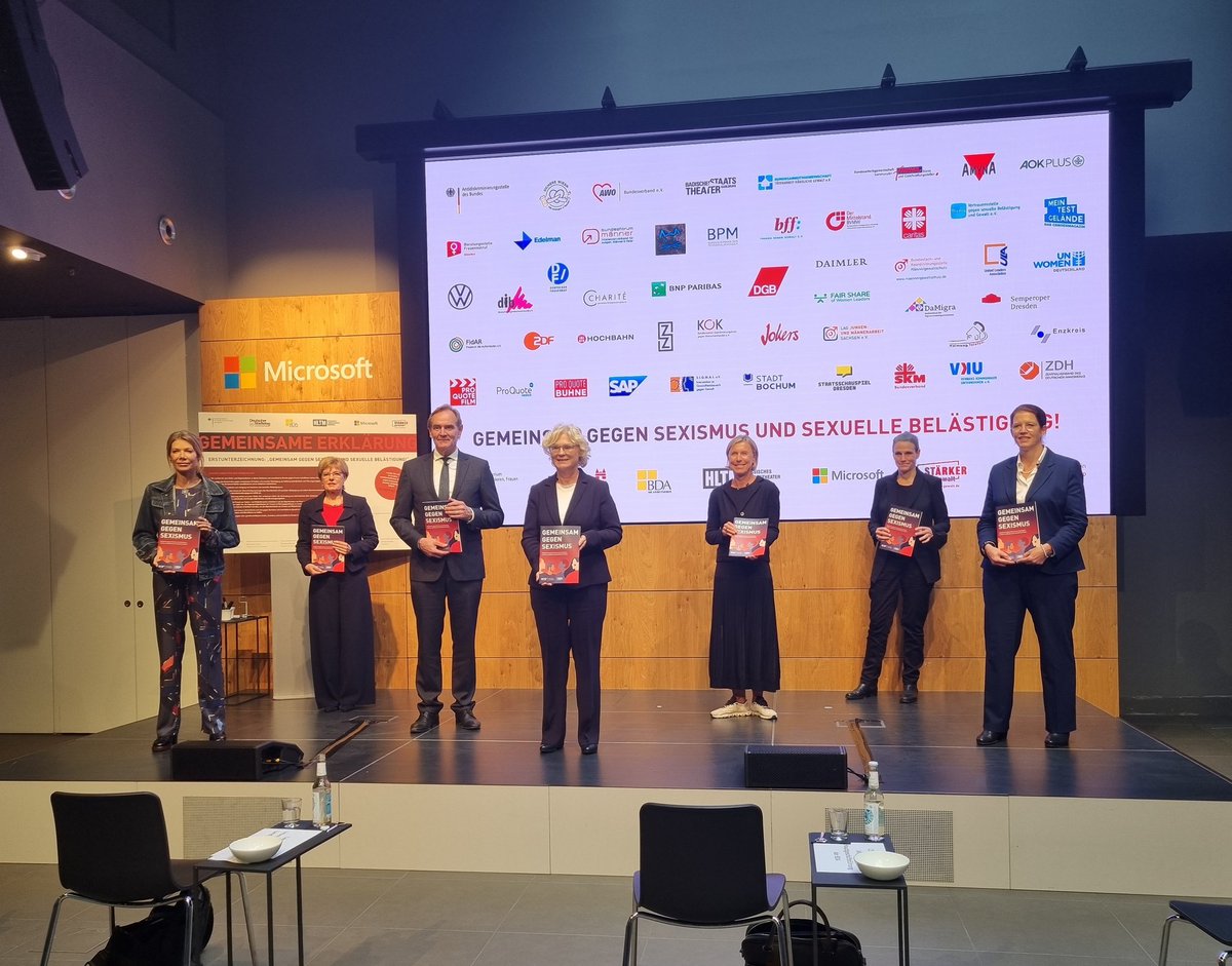 MicrosoftBerlin's tweet photo. #Sexismus und sexuelle Belästigung dürfen im Arbeitsleben keinen Platz haben! Wir freuen uns, dass @MicrosoftDE heute mit vielen starken Partner*innen die Gemeinsame Erklärung erstunterzeichnen konnte. #GemeinsamGegenSexismus https://t.co/vlL5uP8RMt