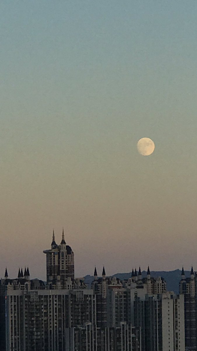 Yunli_Wan's tweet photo. 🏰🌙 https://t.co/QzF2sEx6cT