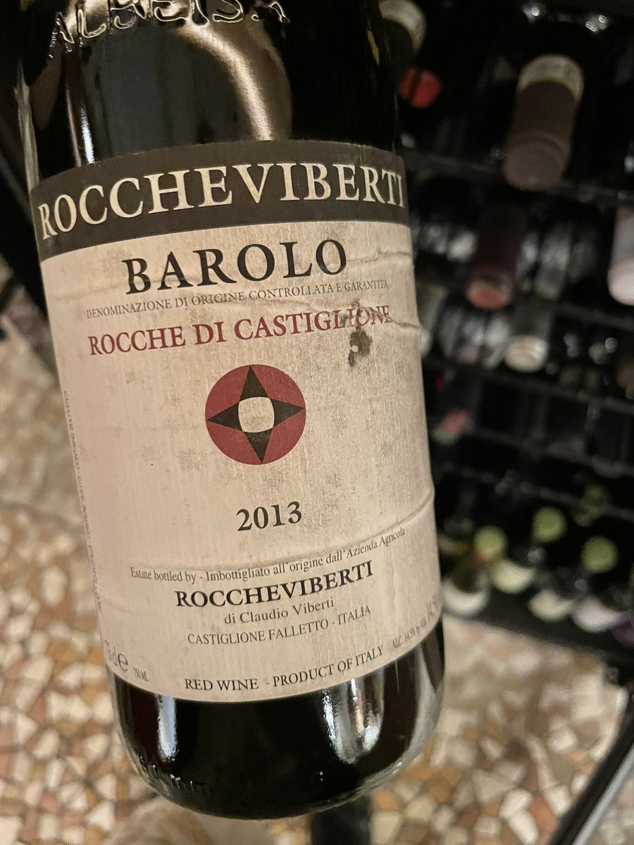 なんだかんだでこのバローロが好き❤️🍷🇮🇹

甘みと旨味と滑らかなタンニンと。
はぁー肉食べたい🍖

いいワインだなぁ🤤

#roccheviberti#rocchedicastiglione