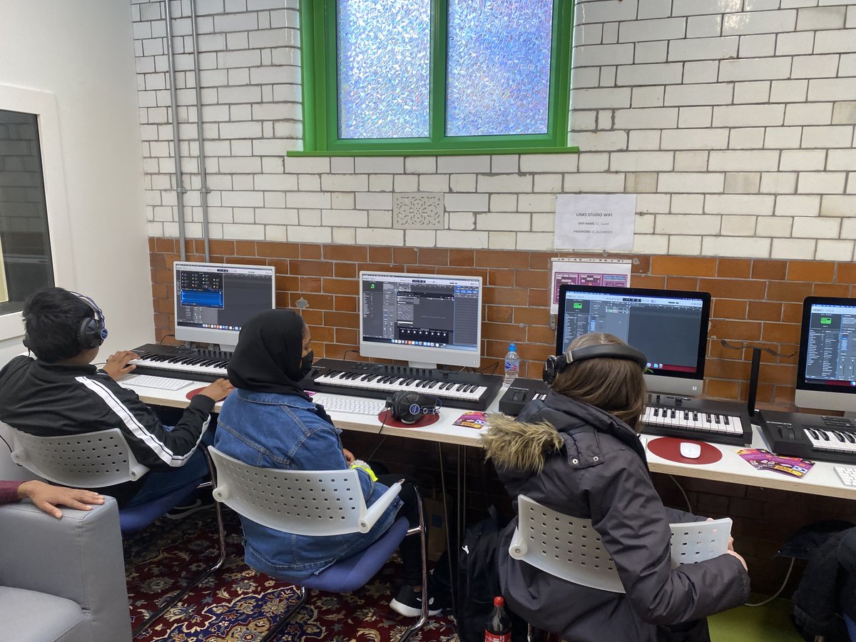 Comm_Links's tweet photo. 🎷 Great to have @Newhammusic hosting their Black History Month Jazz and Beats project at Links Studios!

The 3-day project blends together Jazz and music tech to push musical boundaries and bring together unique sounds. https://t.co/oIx7E9vgwl