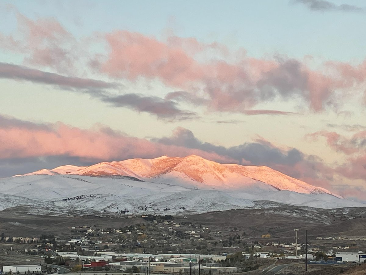 Good Morning! We are loving this view of Peavine today. 

Much more quiet this week compared to the past weekend. Forecast details - bit.ly/3vJvyid