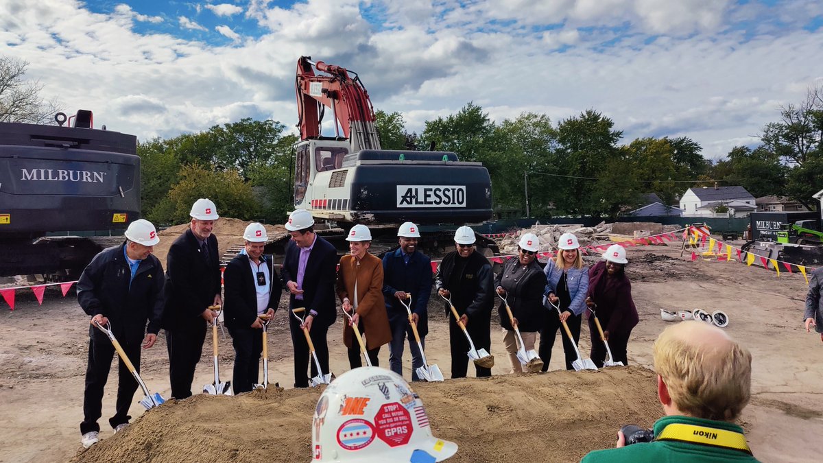 NEF_LISC's tweet photo. Celebrating the groundbreaking of Torrence Place, a new 48-unit #affordablehousing development serving #veterans and people with disabilities, with partner, @FullCircle310 last week.
https://t.co/Tmq5xr1egX https://t.co/XemCToweYZ