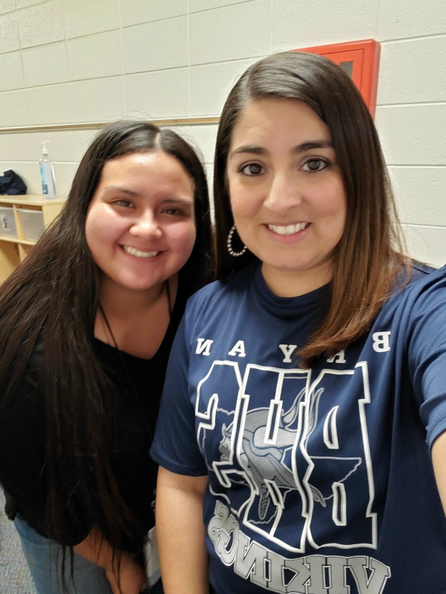 DenniseTrevino8's tweet photo. How crazy that my former student from 2008-09 is now working at Branch with me! So proud! 🐻🐾👏🏼👩🏽🏫👧🏽💟🐎🐴🎉
#BranchBears #2ndgradeduallanguage #BenMilam #proudteacher https://t.co/vfNFto48mB
