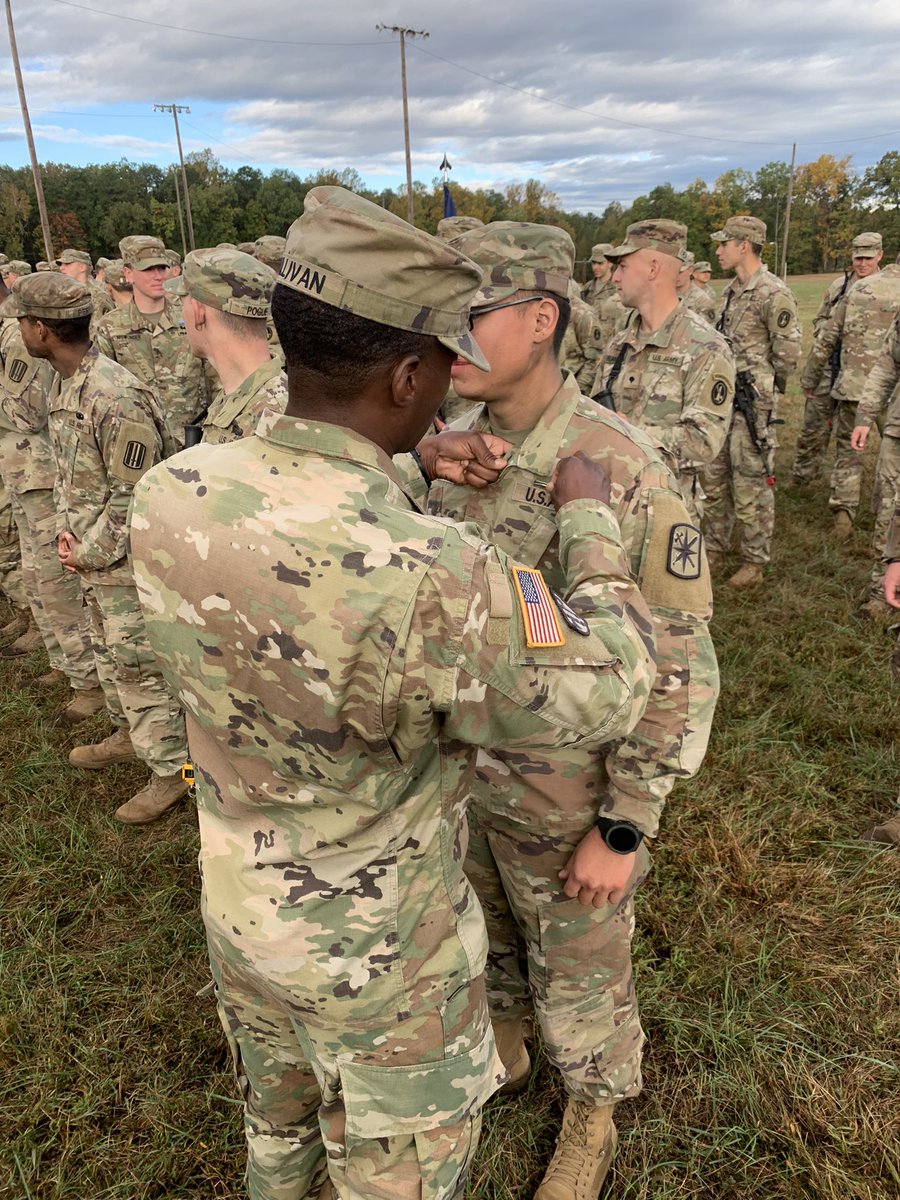 G6_795th's tweet photo. Two “Gladiators” demonstrating greatness and earning their Expert Soldier Badges at Fort A.P. Hill! Phenomenal job DS Solis and 1LT Langan! #SendMe @CMDTArmyMPs @14th_MP_Brigade @MSCoECG @fortleonardwood @ArmyOPMG @G7_795_MP https://t.co/yad3XLlRTJ