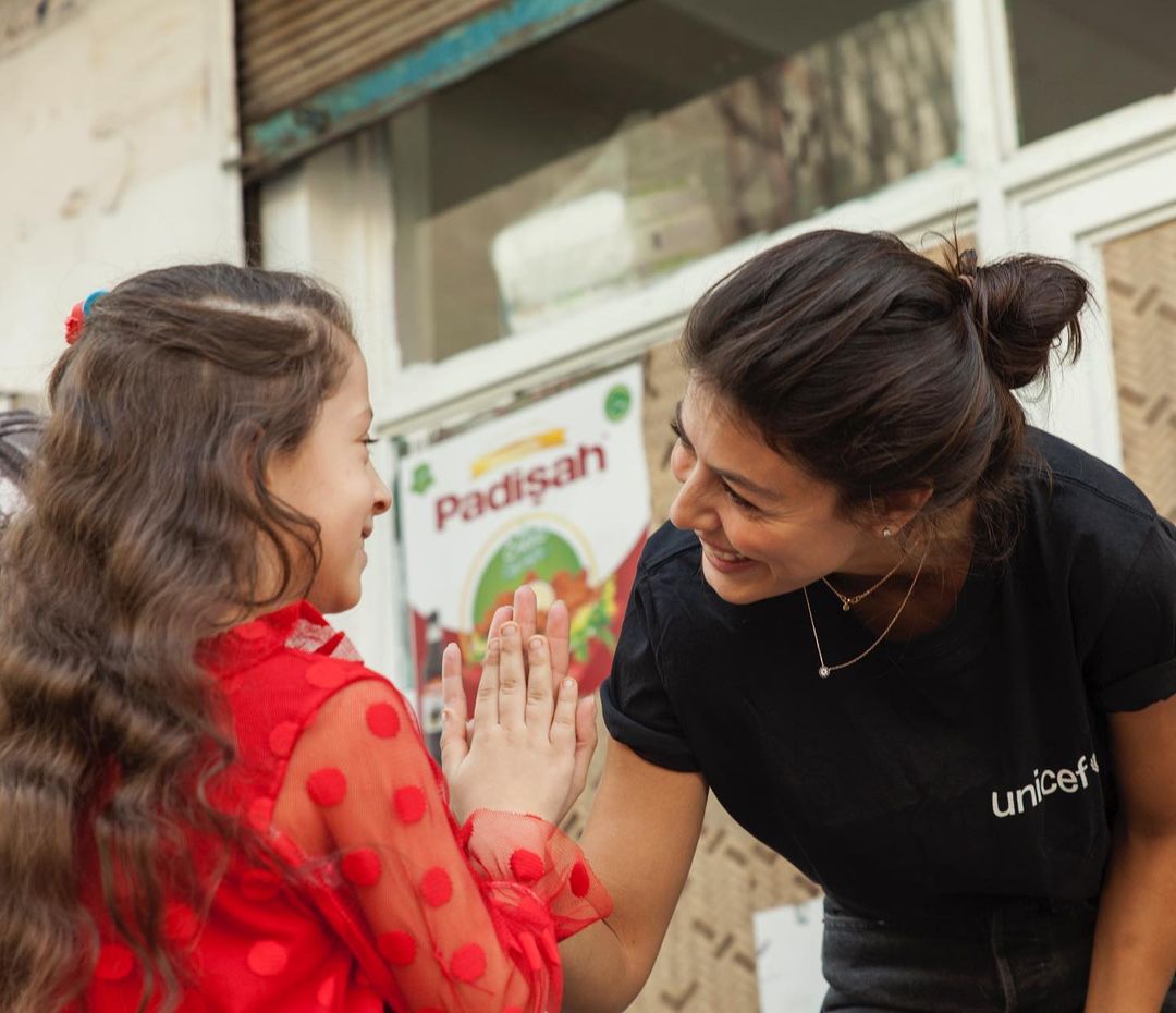 NEWS: Quattro nuovi dolcissimi scatti di Alessandra Mastronardi a Gaziantep (Turchia) con alcuni bambini siriani a metà ottobre durante la sua ultima missione sul campo come Goodwill Ambassador di Unicef!😊

📷:@UNICEF_Italia
#Unicef #UnicefItalia