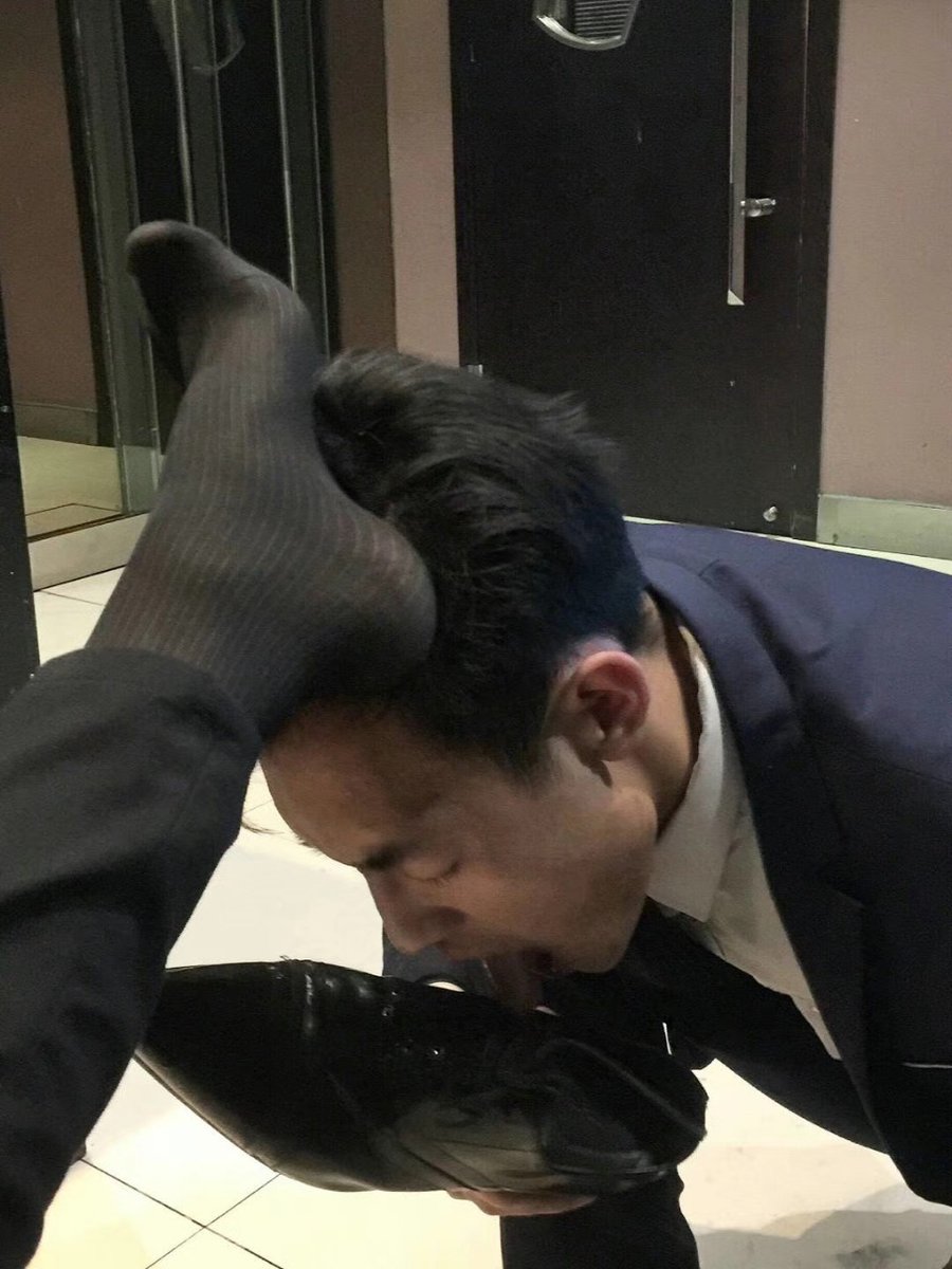 iFitStar's tweet photo. 正经斯文的业务主管，有房有车长得还帅，不知迷倒多少小姑娘，就喜欢舔我的黑袜子，一进房间就跪下了，看来被上上任主人洗脑的很好啊，哈哈。 #正装奴 https://t.co/MjBX3jdPQo