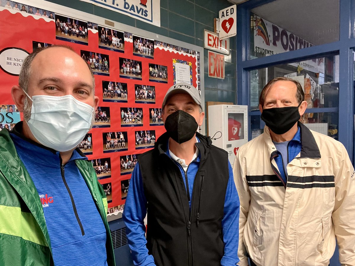 statenislandrun's tweet photo. Celebrating the legacy of #ArnoldObey at #PS31 with a gift of a laptop to student leaders. Like Mr. Obey, take this opportunity and find your passion in life, give back to your community, and always show kindness. #StatenIslandRunning https://t.co/xDsjhlnamr