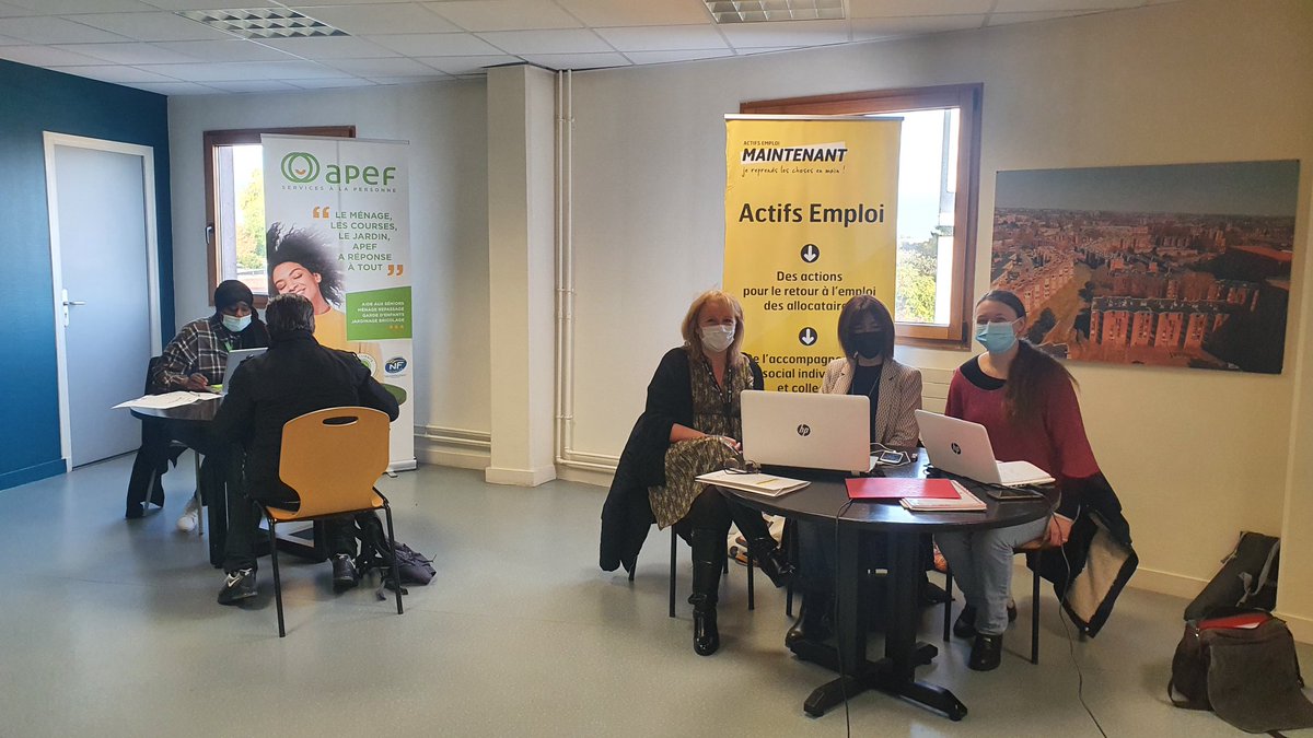 #Avecpoleemploi Tourcoing,recrutement au ❤ du quartier de la #Bourgogne <a href="/Tourcoingville/">Ville De Tourcoing</a> #Partenariat #Universlemploi
↪2️⃣5️⃣ présents 👏
👉8️⃣ retenus #randstadinhouse 
👉5️⃣ retenus #adenior 
👉2️⃣ retenus #serviceriehautsdefrance 
<a href="/balentfabrice/">fabrice.balent@pole-emploi.fr</a> <a href="/Stephaniedemai1/">Stephanie demailly</a> <a href="/BonelCharlotte/">charlotte bonel</a>