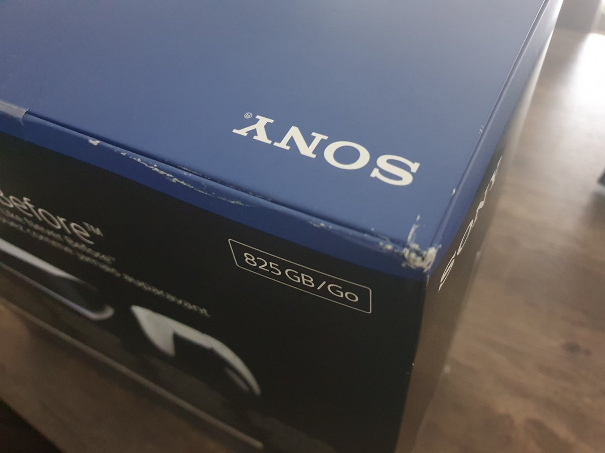 Cryptohoe's tweet photo. @Coolblue_NL Ik heb zojuist eindelijk een PS5 Digital ontvangen. Waarom wordt het niet verpakt en wordt er alleen een sticker geplakt op de originele doos? Dit had ik niet verwacht van Coolblue... https://t.co/SP9e7mEyiB