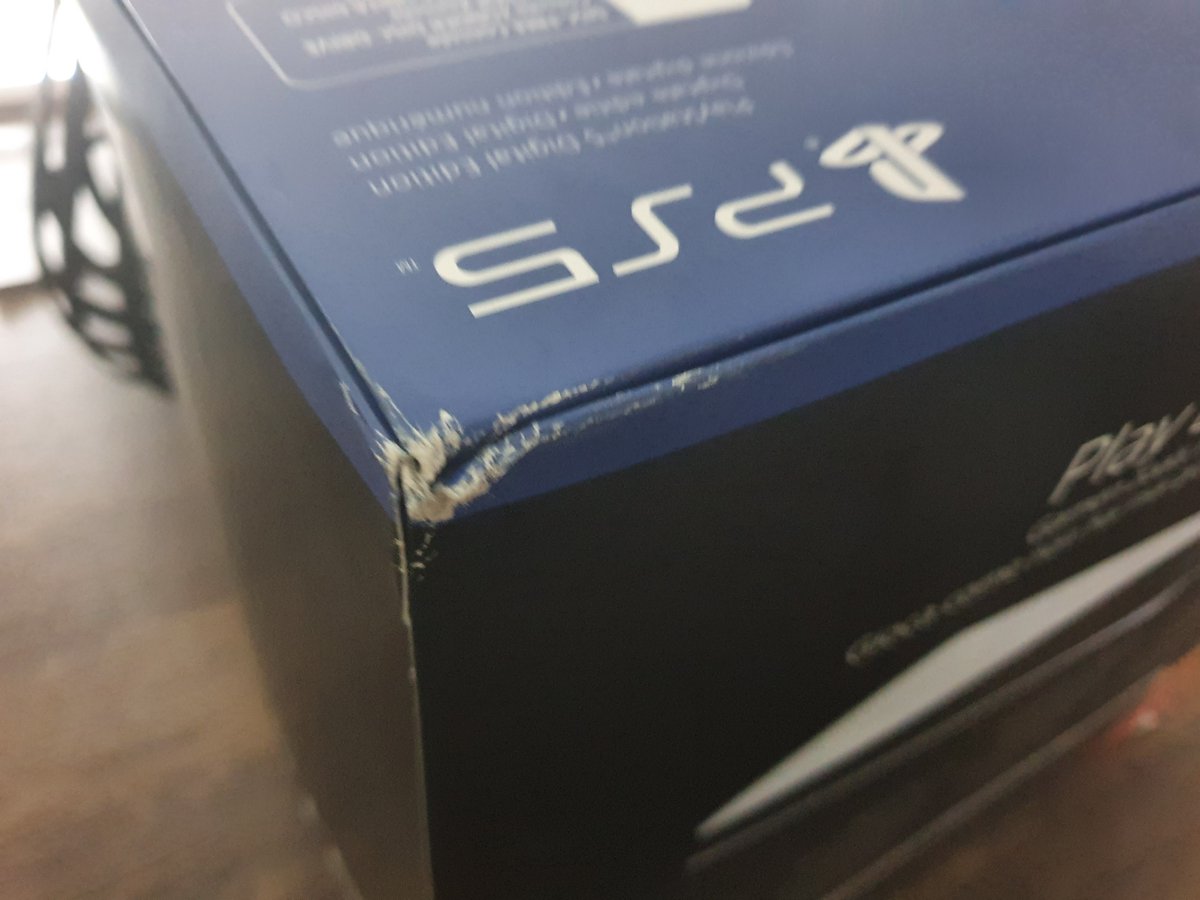Cryptohoe's tweet photo. @Coolblue_NL Ik heb zojuist eindelijk een PS5 Digital ontvangen. Waarom wordt het niet verpakt en wordt er alleen een sticker geplakt op de originele doos? Dit had ik niet verwacht van Coolblue... https://t.co/SP9e7mEyiB
