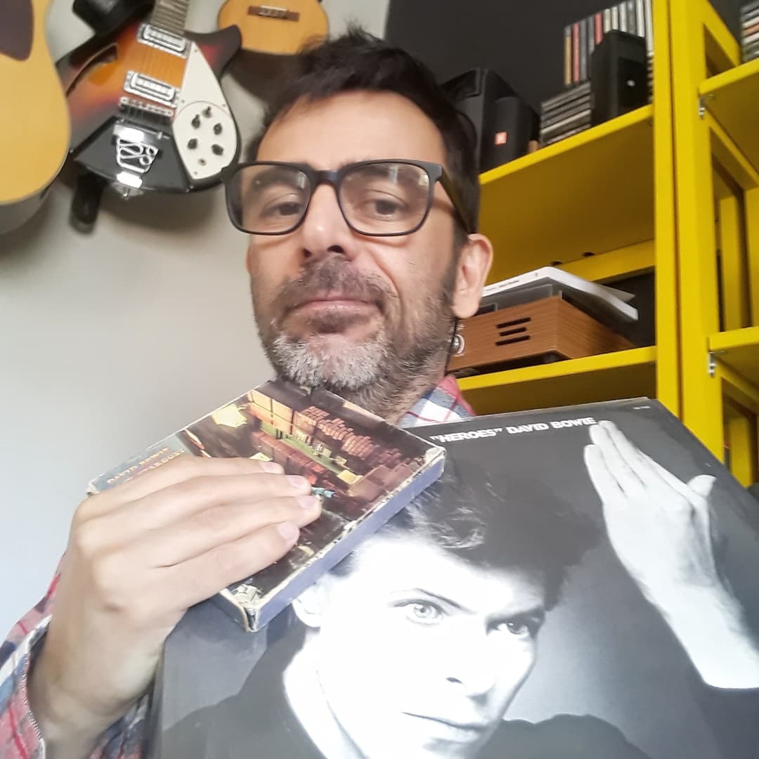 AlexandreCavalo's tweet photo. Fazer almoço enquanto mato a saudades do Bowie
O CD Ziggy Stardust é uma edição que comprei na @baratosafinsoficial em outro século
O disco Heroes ganhei da @ataldacarolrosa e do @donviktor quando me recuperava da covid.
Quer ver esse cara feliz é dar um disco ou um livro! https://t.co/PSQjqcti1Z