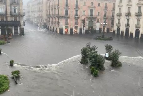 MrsMischief's tweet photo. Credo non si stia parlando abbastanza della tragica #alluvione che si sta abbattendo sulla Sicilia. Siamo in balia dell'acqua che ormai ha allagato case, strade, auto. Non c'è modo di uscire in modo sicuro da casa.
Questa è la situazione a #Catania https://t.co/88qfFps0fV