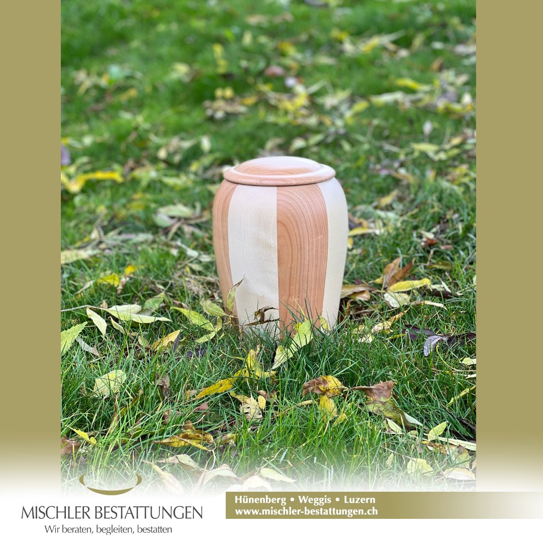 Unsere neuste Urne, wunderschön. Aus Schweizer Ahorn- und Kirschbaumholz. 

#urne #urn #kirsche #ahorn #holz #bestatter #schweiz #swiss #bern #zug #luzern #schön #wow #shop #frieden #ruhe #natur #grün #fürimmer