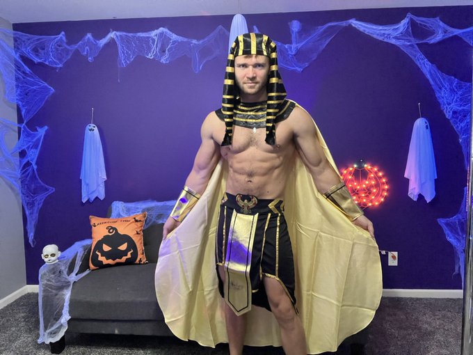 Good Morning!! Let&rsquo;s start this Day 1 morning off right. Coffee ☕️ and costumes 🎃 https://t.co/B2wTc<a href="/tag/flexfriday"class="tags"><span>#flexfriday</span></a>
